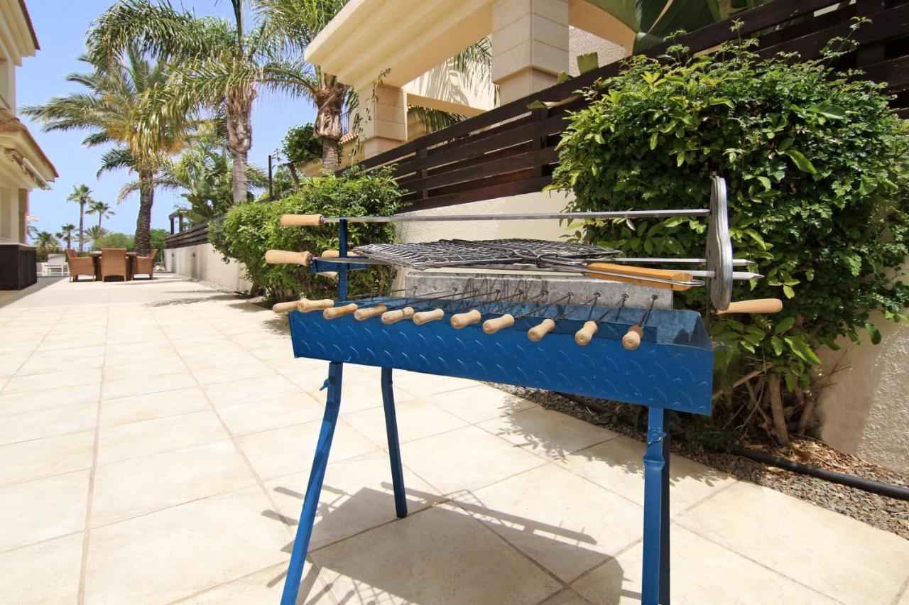 Villa Oceania - Beachfront Paralimni Exterior photo